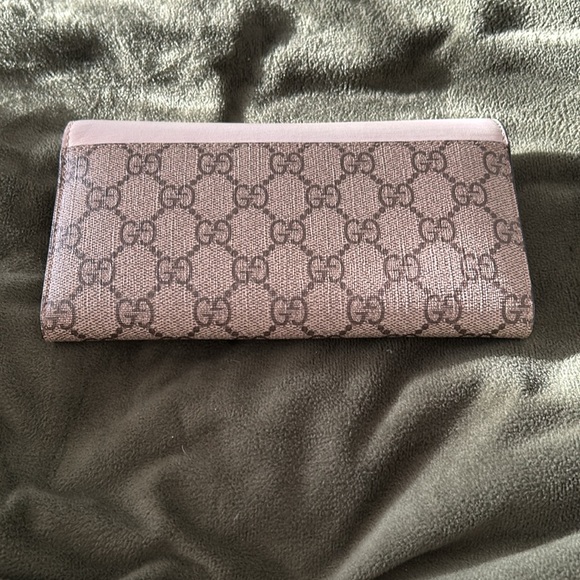 Gucci Supreme Continental Wallet in white, tan and red & green bow EUC ❤️💚 - Picture 2 of 10